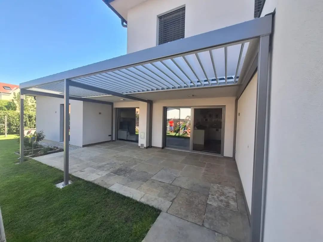 Lamellendach mit elektrisch verstellbaren Lamellen