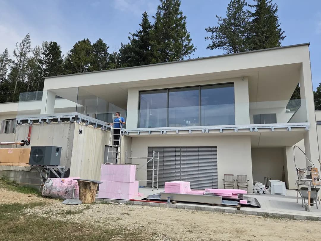 Nurglasgeländer um die Poolterrasse