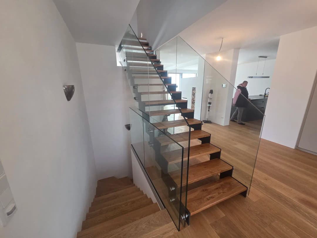 Holzstiege mit rahmenlosem Glasgeländer